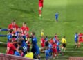 VIDEO/ Skenat e turpit, ndeshja miqësore Serbi-Rusi përfundon në arenë lufte, grushte dhe shkelma mes lojtarëve! Shikoni pamjet
