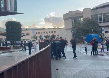 Vijojnë tensionet e derbit Partizani-Tirana/ Sherr edhe në hyrje të stadiumit ‘Air Albania’, tifozët përplasen me policinë 