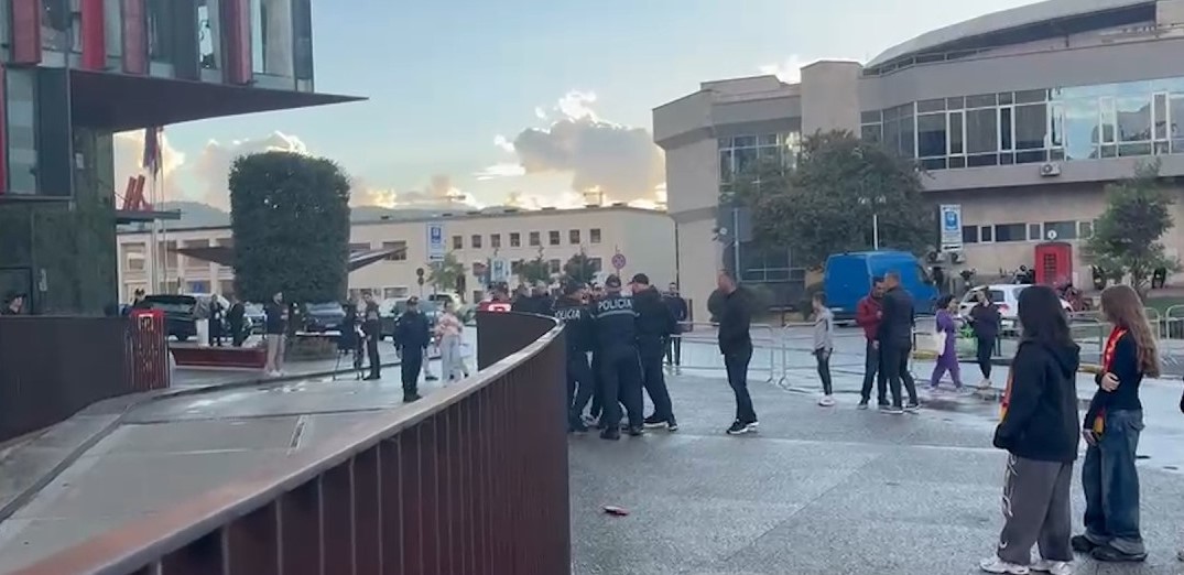 Vijojnë tensionet e derbit Partizani Tirana  Sherr edhe në hyrje të stadiumit  Air Albania   tifozët përplasen me policinë