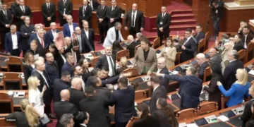 Përleshjet në Kuvend, “Etika” shqyrton kërkesën e PS për përjashtimin e 20 deputetëve të PD