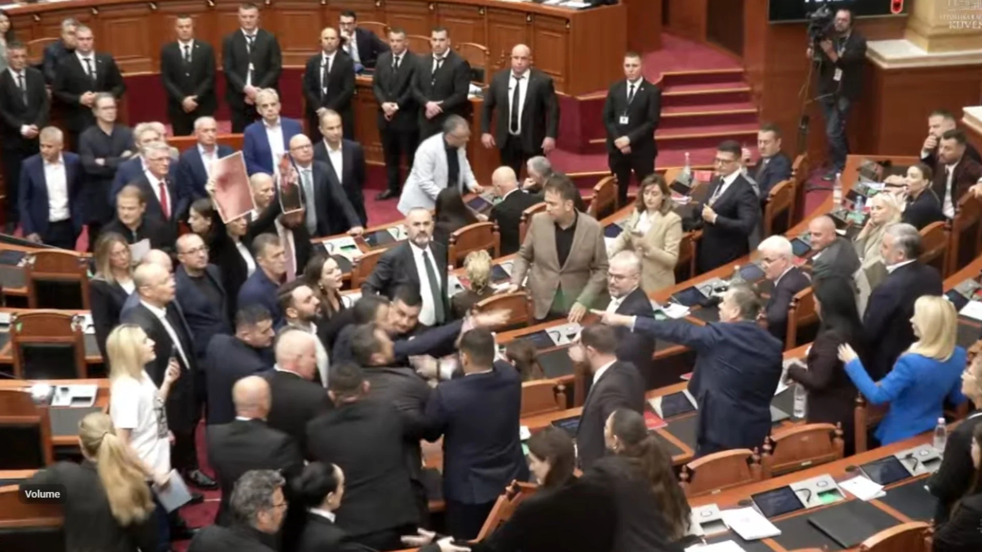 Përleshjet në Kuvend   Etika  shqyrton kërkesën e PS për përjashtimin e 20 deputetëve të PD