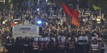 “Dikush kërkon të ndezë flakët e urrejtjes dhe përçarjes”- Ministri Demo bën bilancin e protestës: 156 të lënduar, mes tyre 97 efektivë policie dhe 4 të mitur!
