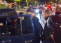 Kaosi dhe dhuna në rrugët e Tiranës, biznese dhe institucione, Policia vijon shoqërimet pas përfundimit të tubimit 12 orësh!