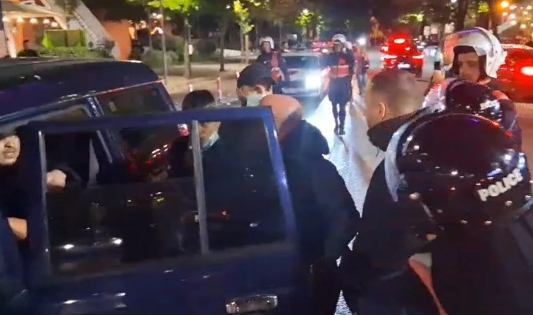 Kaosi dhe dhuna në rrugët e Tiranës  biznese dhe institucione  Policia vijon shoqërimet pas përfundimit të tubimit 12 orësh 