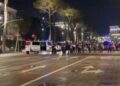 Protestuesit tensionojnë situatën në bulevard, efektivët “Shqiponja” mbërrijnë në shesh pas hedhjes së molotovëve!