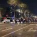 Protestuesit tensionojnë situatën në bulevard, efektivët “Shqiponja” mbërrijnë në shesh pas hedhjes së molotovëve!