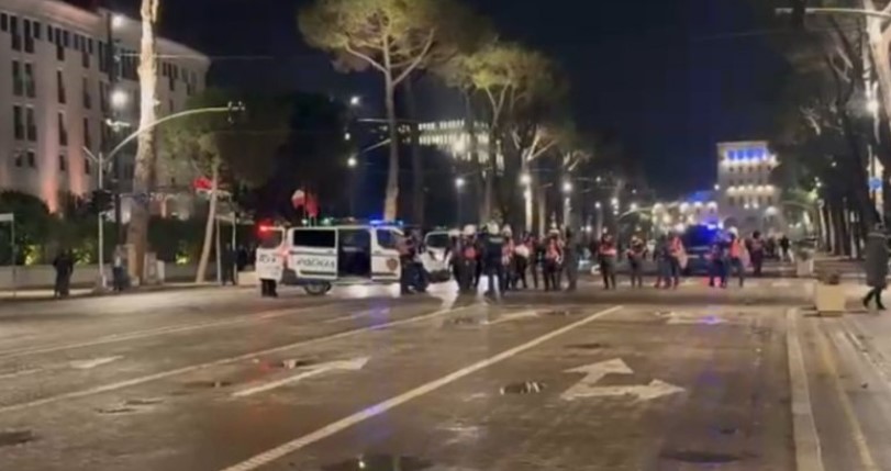 Protestuesit tensionojnë situatën në bulevard  efektivët  Shqiponja  mbërrijnë në shesh pas hedhjes së molotovëve 