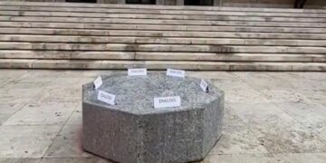 Pak para Kuvendit, kryeministri Rama përsërit thirrjen për dialog ndaj protestuesve, ua lë ftesat mbi sofrën e mermertë! (VIDEO)
