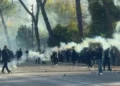 Një grup protestuesish rikthehen pranë Bulevardit, policia hedh gaz lotsjellës