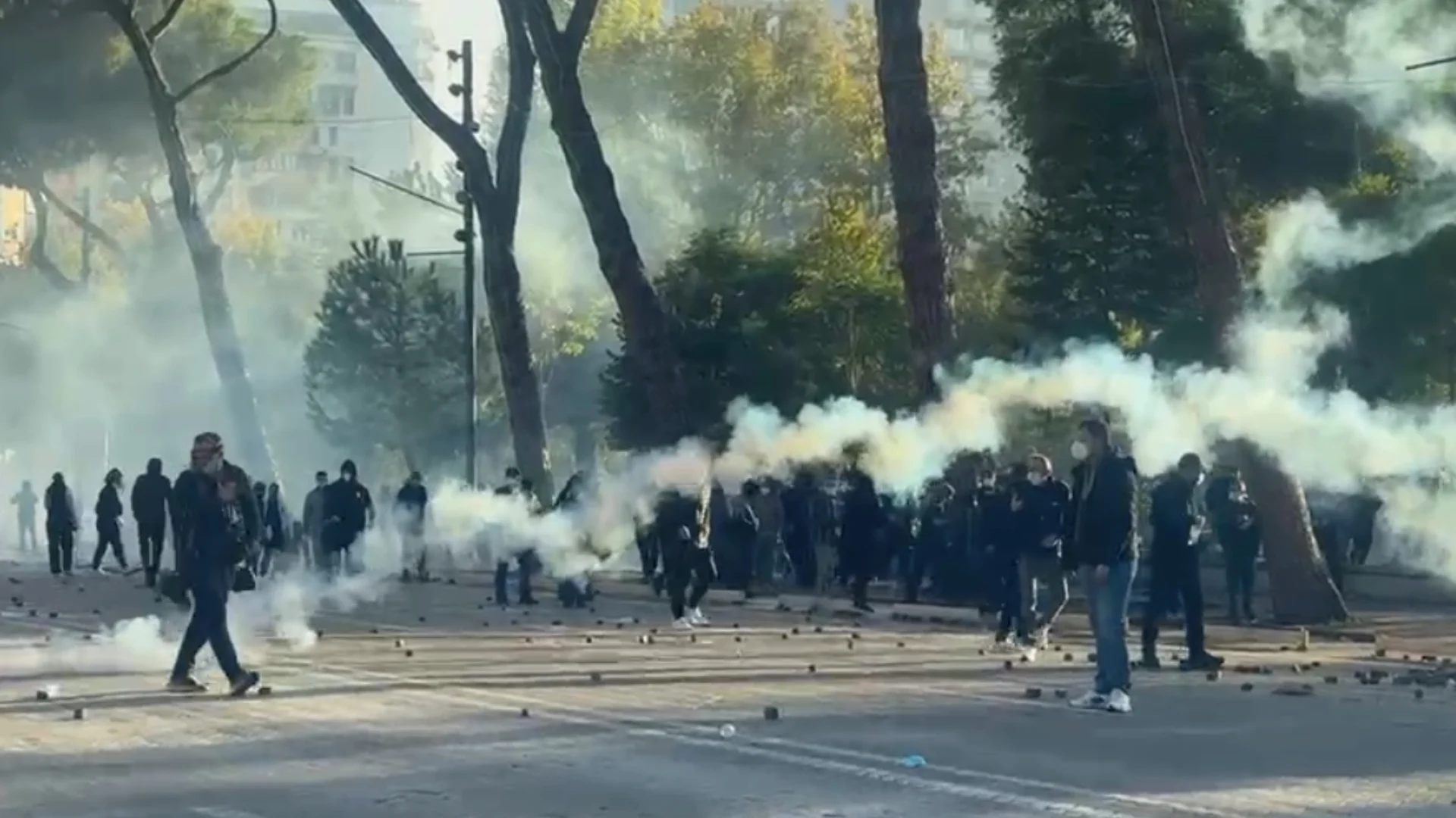 Një grup protestuesish rikthehen pranë Bulevardit  policia hedh gaz lotsjellës