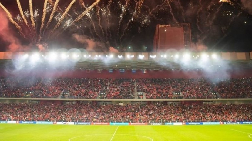 Nuk është Italia apo Anglia  por tifozët po mbushin stadiumin për Shqipërinë