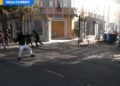 Protestuesit e maskuar dhe studentët degjenerojnë në dhunë, sulmojnë me gurë e sende të forta Policinë! Shkulin dhe pllakat te Ministria e Arsimit