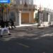 Protestuesit e maskuar dhe studentët degjenerojnë në dhunë, sulmojnë me gurë Policinë! Shkulin dhe pllakat te Ministria e Arsimit, shpërndahen me ujë e gaz