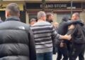 Deputetët e PD-së afrohen pranë Ministrisë, studenti kërkon që të largohen: Rama në burg, Berisha në burg