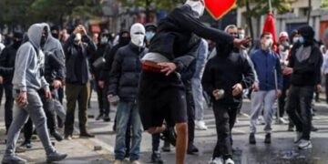 Protesta, flet piktori dhe pedagogu i njohur Haliti: Jam me studentët, jo me ata me maska që bëjnë dhunë! (VIDEO)