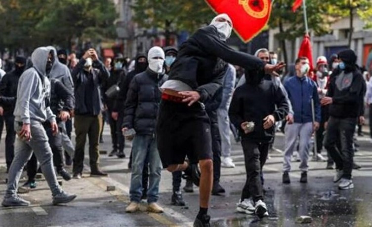 Protesta  flet piktori dhe pedagogu i njohur Haliti  Jam me studentët  jo me ata me maska që bëjnë dhunë   VIDEO 