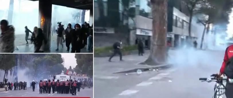 Studentët me  dy fytyra   pas valles sulmojnë me molotovë dhe gurë Policinë  shpërndahen me gaz e ujë  efektivët i ndjekin këmba këmbës  FOTO 