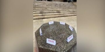 Rama bën sërish thirrje për dialog disa orë para protestës, lë ftesat mbi sofrën e gurtë para Kryeministrisë! (VIDEO)