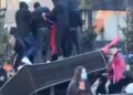 VIDEO/ “Turp e faqe e zezë!”- Të rinjtë vandalizojnë monumentin e At Gjergj Fishtës, ironia e analiztit Martin Leka: Një herë ia zhduku komunizmi, tani…
