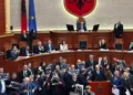 Sherri në Kuvend: Deputeti i PD tenton të kalojë shkallët dhe t’i afrohet Peleshit, ndalohet nga Garda