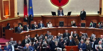 Sherri në Kuvend: Deputeti i PD tenton të kalojë shkallët dhe t’i afrohet Peleshit, ndalohet nga Garda