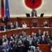 Sherri në Kuvend: Deputeti i PD tenton të kalojë shkallët dhe t’i afrohet Peleshit, ndalohet nga Garda
