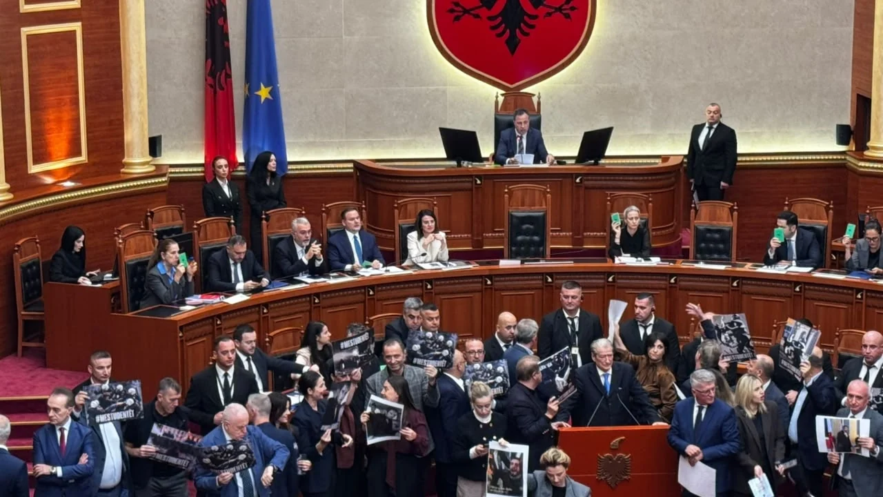 Sherri në Kuvend  Deputeti i PD tenton të kalojë shkallët dhe t i afrohet Peleshit  ndalohet nga Garda