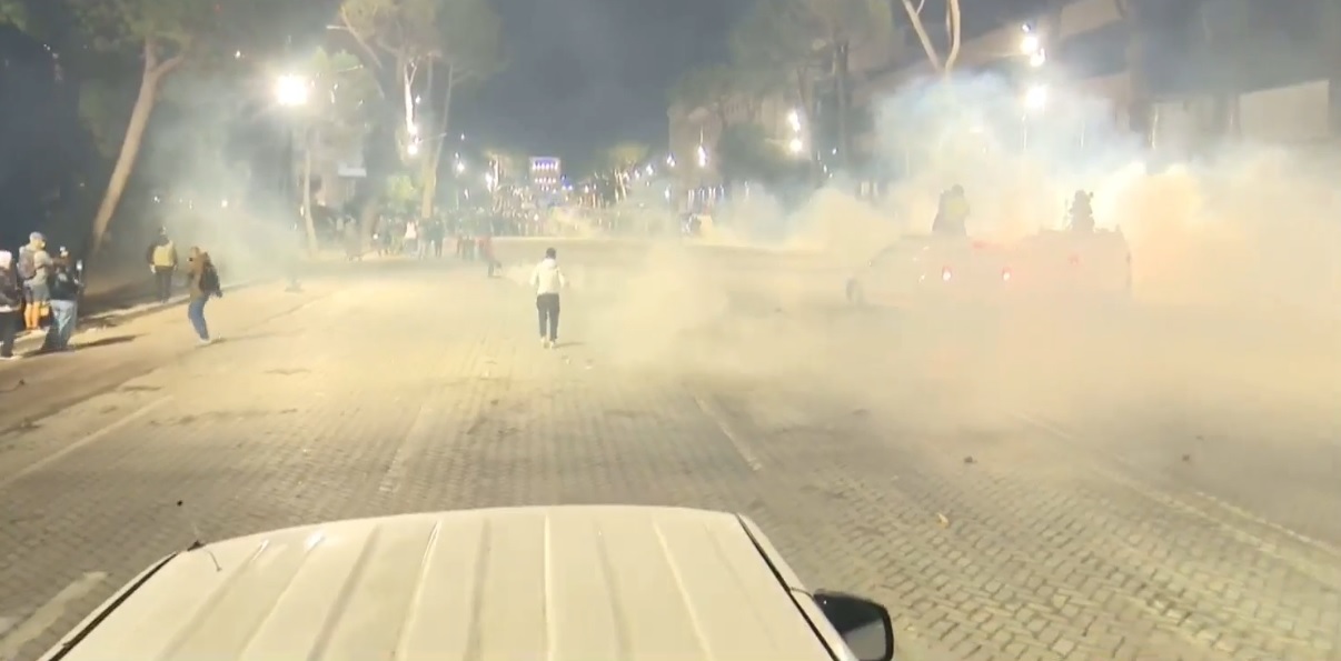 Dita e 13 të e protestës  Para Kryeministrisë hidhen gurë  policia përdor gaz lotsjellës