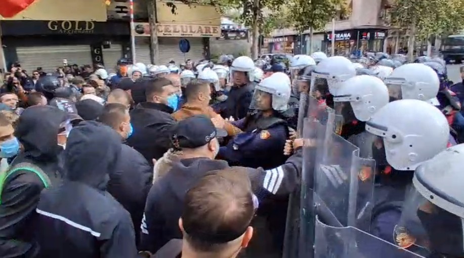  Pjesëmarrja në protestë ishte e dobët   Demokratja kritika lidershipit të PD dhe mazhorancës për Territorialen  Policia sulmoi dhe frikësoi qytetarët