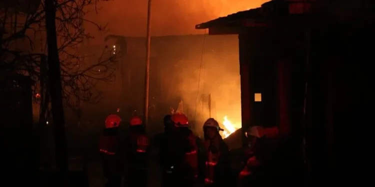 Zjarr i madh në një rafineri në Venezuelë, ndërhyn emergjenca -