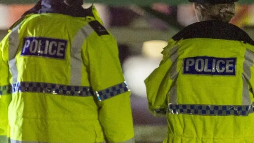 Të shtëna ndaj një polici në Britani  arrestohen katër të dyshuar