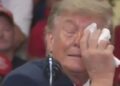 Trump ndërpret fjalimin për shkak të shqetësimit në sy: Do thonë që jam i sëmurë (VIDEO)