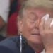 Trump ndërpret fjalimin për shkak të shqetësimit në sy: Do thonë që jam i sëmurë (VIDEO)