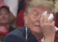 VIDEO/ Trump përjeton momentin e sikletshëm gjatë tubimit elektoral, presidenti ndalon fjalimin për shkak të syrit: Do thonë se jam shumë i sëmurë…