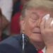 VIDEO/ Trump përjeton momentin e sikletshëm gjatë tubimit elektoral, presidenti ndalon fjalimin për shkak të syrit: Do thonë se jam shumë i sëmurë…