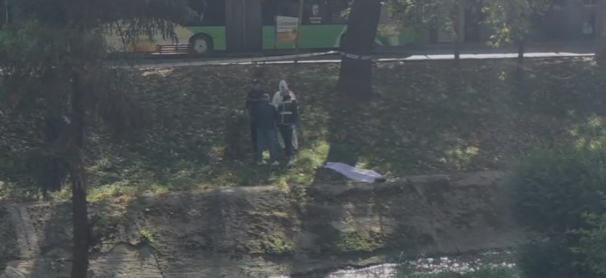Trupi i pajetë i gjetur buzë Lanës  policia sqaron ngjarjen  Ishte i dehur dhe u hodh në lumë