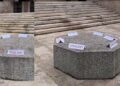 Protestuesit i vunë flakën karrigeve, Rama përsërit ftesën për dialog, lë vetëm sofrën e gurit para Kryeministrisë dhe ftesat!