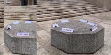 Protestuesit i vunë flakën karrigeve, Rama përsërit ftesën për dialog, lë vetëm sofrën e gurit para Kryeministrisë dhe ftesat! (VIDEO)