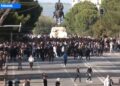 Pasi shkatërruan me gurë dhe dogjën me zjarr te Ministria e Arsimit, protestuesit e maskuar dhe studentët marshojnë drejt Kryeministrisë!