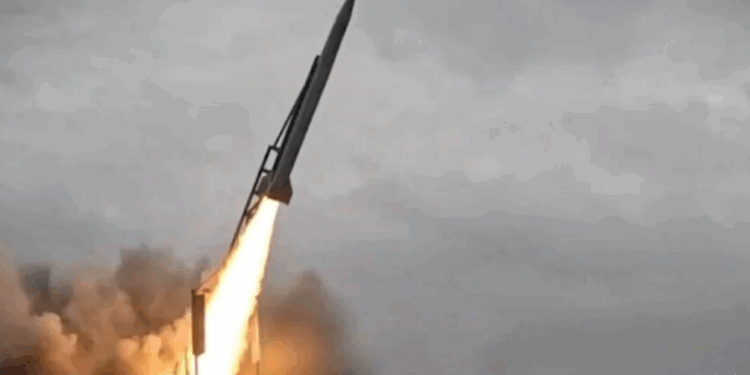 Ukraina përdor për herë të parë raketën balistike të prodhuar në vend (VIDEO) -