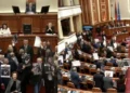 KUVENDI LIVE! Berisha: Protestuesve iu çanë kafkat; Peleshi i ndërpret fjalën: Bëre thirrje për dhunë!