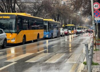 Protestat dëmtojnë autobusët, shërbimi me kapacitet të reduktuar! Ndërprerja e transportit, në varësi të situatës!
