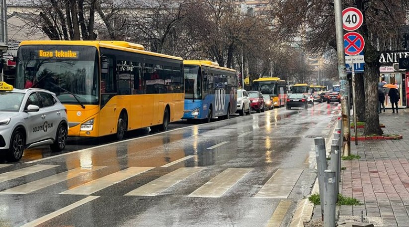 Protestat dëmtojnë autobusët  shërbimi me kapacitet të reduktuar  Ndërprerja e transportit  në varësi të situatës 
