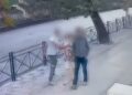 Vjedhje me dhunë në mes të ditës, pranga 26-vjeçarit, i këputi varëset nga qafa qytetarëve në rrugë!