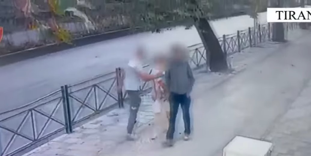 vjedhje-me-dhune-ne-mes-te-dites-pranga-26-vjecarit-i-keputi-vareset-nga-qafa-qytetareve-ne-rruge