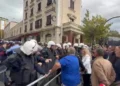 LIVE / Nis seanca maratonë, protestuesit përleshen me Policinë pas thirrjeve të Berishës