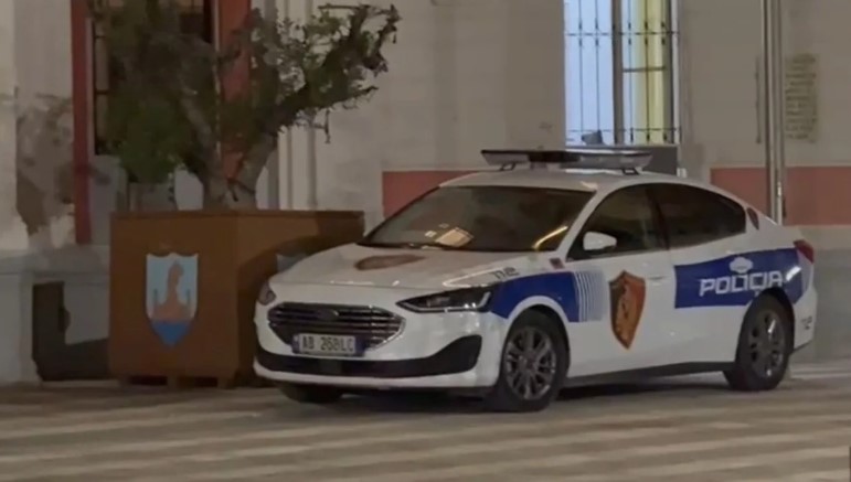 Policia shton masat e sigurisë në Bashkinë e Vlorës  vendosen hekura në dyert kryesore dhe dritare 