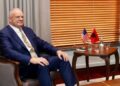 Ambasadori Wendt vijon takimet, pas Ramës dhe Hoxhës kryediplomati i SHBA i shkon në zyrë edhe kryeparlamentarit Niko Peleshi