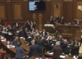Përplasje fizike mes deputetëve në Parlamentin e Armenisë, ndërhyn sigurimi (VIDEO)