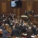 Përplasje fizike mes deputetëve në Parlamentin e Armenisë, ndërhyn sigurimi (VIDEO)